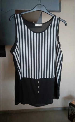 Top a righe bianco e nero con bottoni