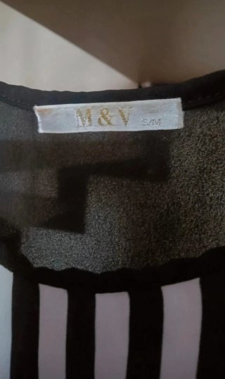 Top a righe bianco e nero con bottoni