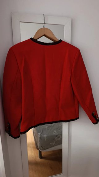 Chaqueta roja con ribete negro Equivale a una m