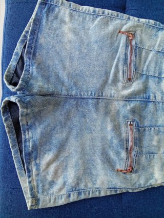 Short vaquero desgastado con cremallera