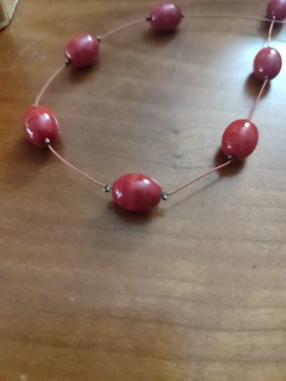 Collar de cuentas rojas