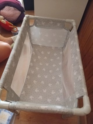 Cuna de muñecas con estampado de conejos