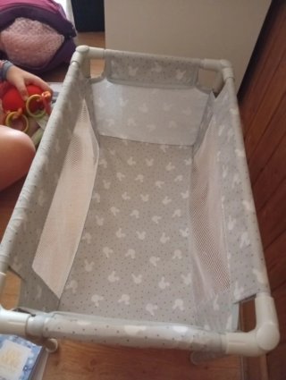 Cuna de muñecas con estampado de conejos