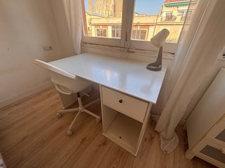 Escritorio blanco y madera