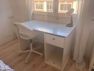 Escritorio blanco y madera