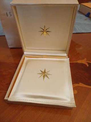 Porta collana Bulgari beige