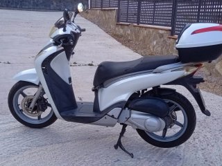 Honda SH 125i Scooter Blanca y Negra