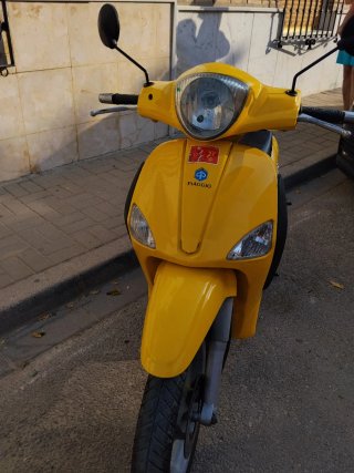 Piaggio Liberty 125cc Scooter Amarillo