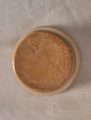 Mortero de cerámica con mano de madera