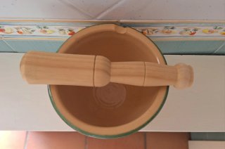 Mortero de cerámica con mano de madera