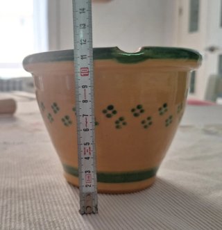 Mortero de cerámica con mano de madera