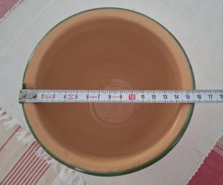 Mortero de cerámica con mano de madera