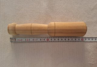 Mortero de cerámica con mano de madera