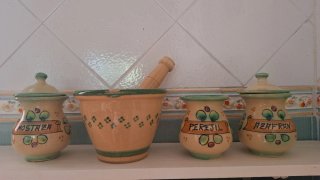 Mortero de cerámica con mano de madera