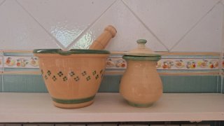 Mortero de cerámica con mano de madera
