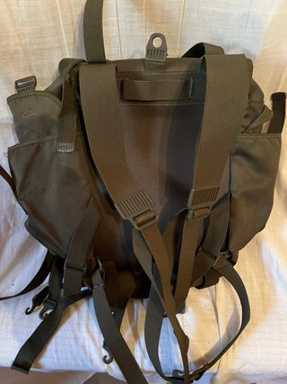 Mochila verde con múltiples bolsillos