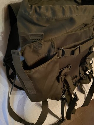 Mochila verde con múltiples bolsillos