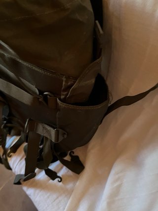 Mochila verde con múltiples bolsillos