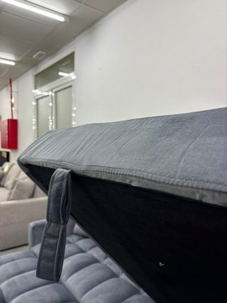 Sofá chaise longue gris con cama y arcon
