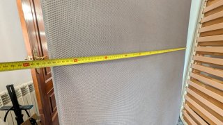 Base tapizada de cama con cuatro patas