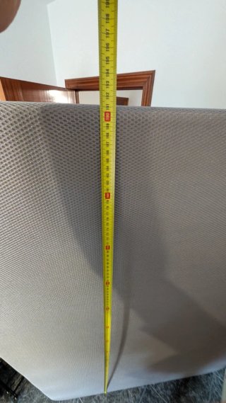 Base tapizada de cama con cuatro patas