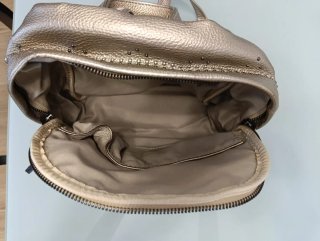 Mochila pequeña plateada con tachuelas