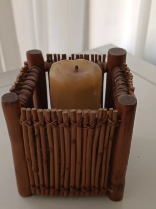 Macetero pequeño de bambú y mimbre