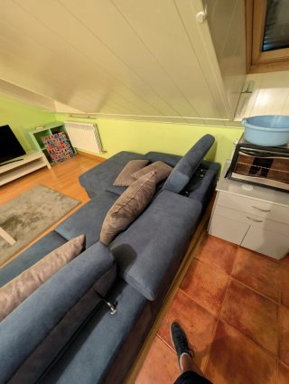 Sofá chaise longue azul de tela.