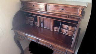 Escritorio de madera hecho a mano