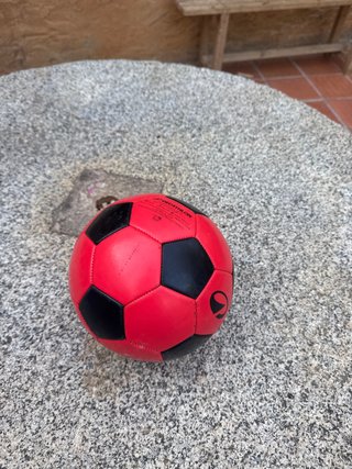 Pelota de fútbol Kipsta roja y negra