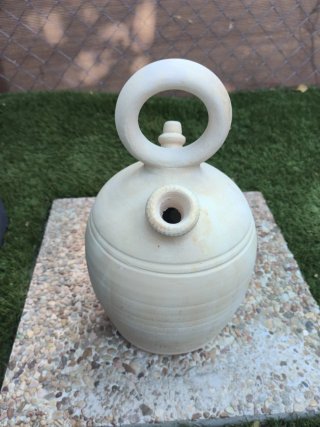 Botijo de barro artesanal