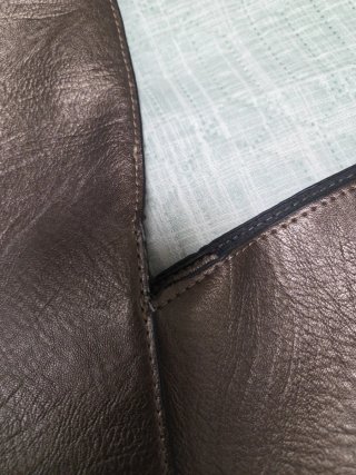 Bolso de hombro gris dorado