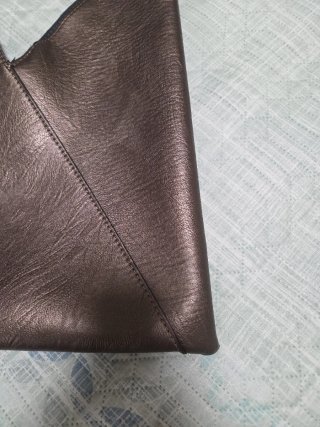 Bolso de hombro gris dorado
