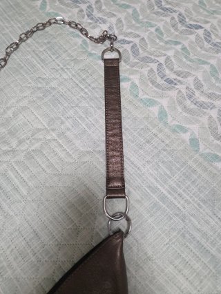 Bolso de hombro gris dorado