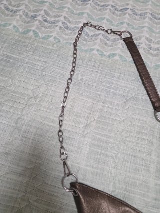 Bolso de hombro gris dorado