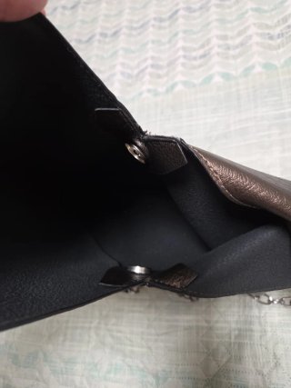 Bolso de hombro gris dorado