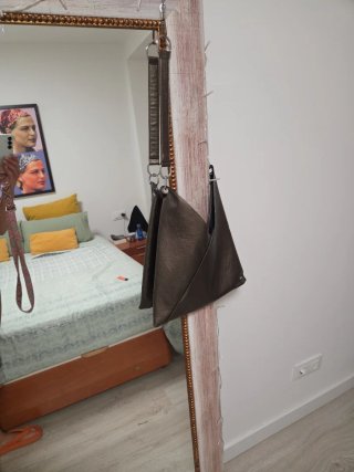 Bolso de hombro gris dorado