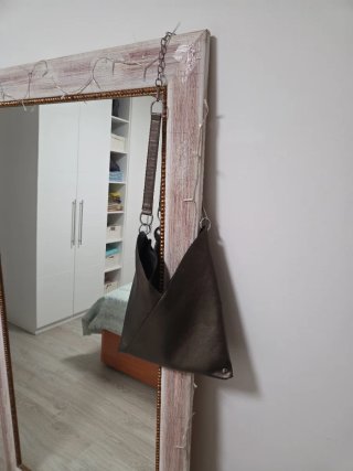 Bolso de hombro gris dorado