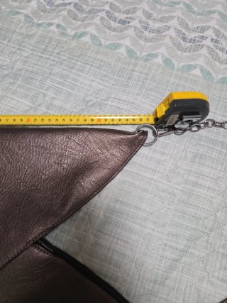 Bolso de hombro gris dorado
