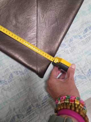Bolso de hombro gris dorado