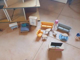 Casita de madera con muebles