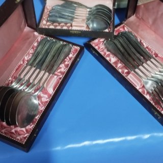 Estuche de cubiertos de metal plateado tres