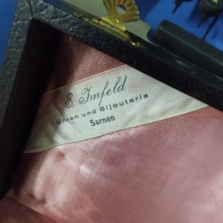 Estuche de cubiertos de metal plateado tres