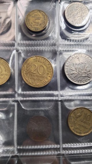 Álbum con monedas.