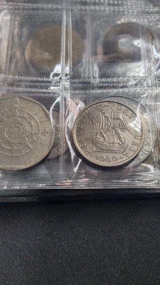 Álbum con monedas.