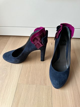 Décolleté camoscio blu con fiocco viola