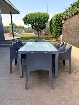 Mesa y 6 sillas de jardín