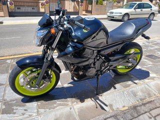 Yamaha XJ6 Negra con Llantas amarillo fluorescente