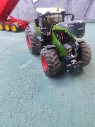Tractor RC con remolque y arado