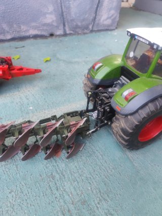 Tractor RC con remolque y arado